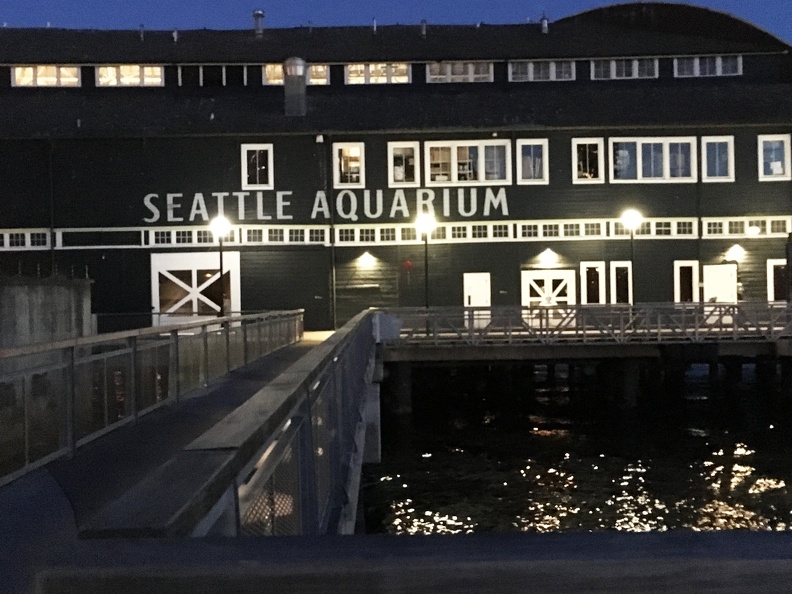 Aquarium_in_Seattle.JPG